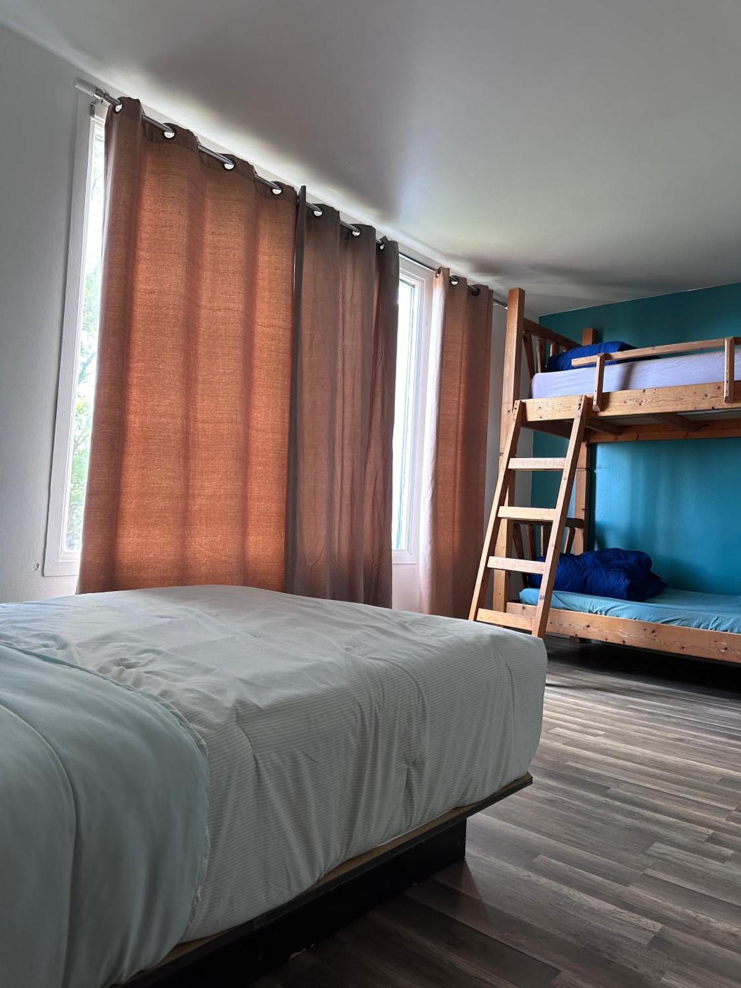 Le Carabobo Auberge Forillon Gaspe Exterior photo